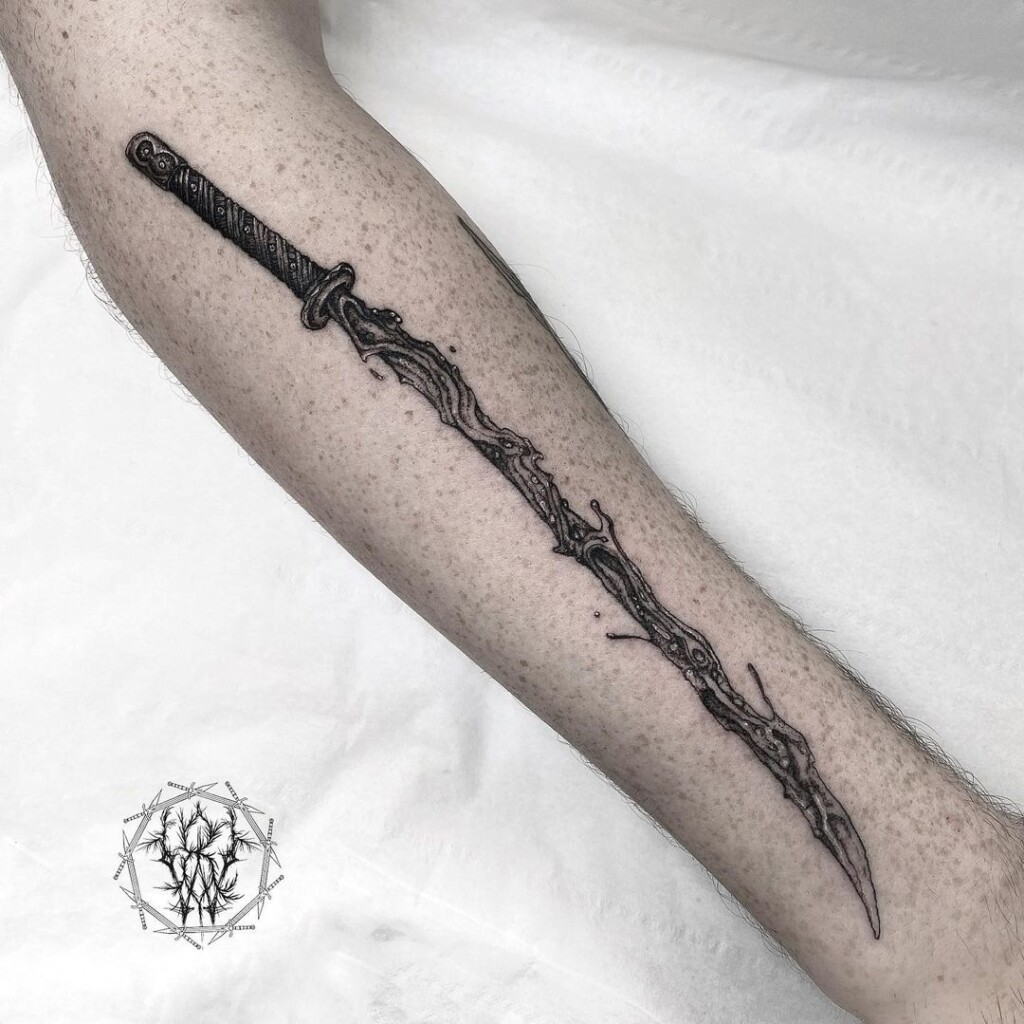 Zomnos Tattoo - Zoro Roronoa • #OnePiece • Blandiendo su katana, Enma 🗡🔥  Estas al día con One Piece? Yo voy a comenzarla por primera vez 😳 . . .  #blackworkers #dotworktattoo #